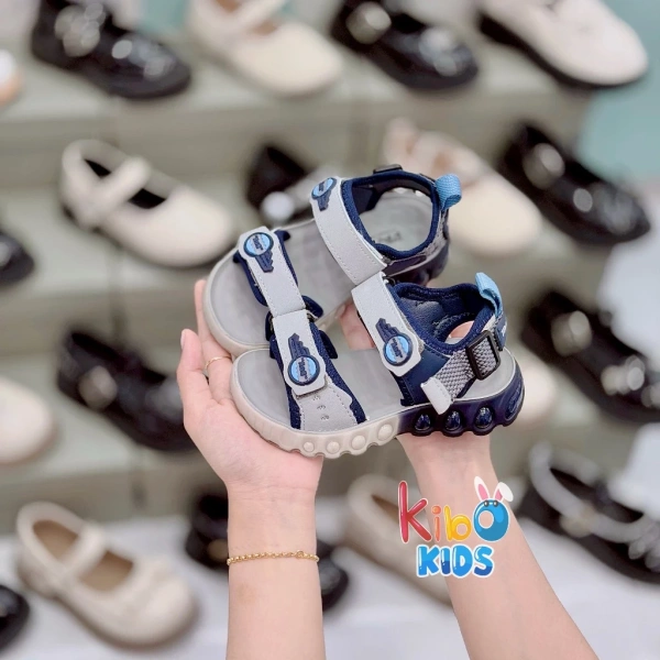 Đôi sandal của trẻ không chỉ phải chịu trọng lực của chân mà còn phải đối mặt với môi trường học đường đa dạng: sân chơi, hành lang, lớp học và thậm chí những ngày mưa gió. (Ảnh 2)