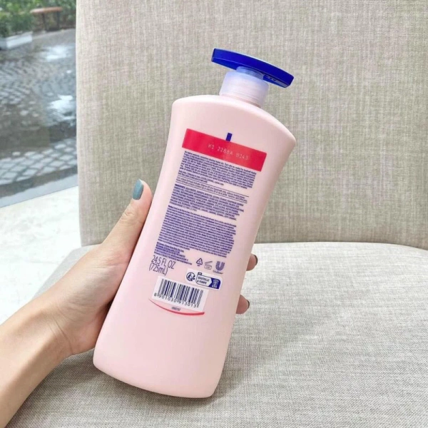 Một buổi cuối tuần, dùng mặt nạ dưỡng ẩm dạng gel (có hyaluronic acid) trên toàn thân trong khoảng 15‑20 phút, sau đó rửa lại và thoa kem Vaseline. (Ảnh 4)