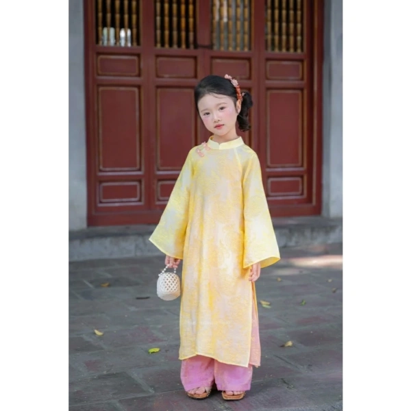 Mặc dù các yếu tố trên tạo nên vẻ ngoài “đẹp mắt”, nhưng nếu không cân nhắc đến khả năng di chuyển, bé sẽ dễ bị bứt rứt trong các hoạt động như nhảy, chạy chơi hoặc chụp ảnh. (Ảnh 3) Mặc dù các yếu tố trên tạo nên vẻ ngoài “đẹp mắt”, nhưng nếu không cân nhắc đến khả năng di chuyển, bé sẽ dễ bị bứt rứt trong các hoạt động như nhảy, chạy chơi hoặc chụp ảnh. (Ảnh 3)