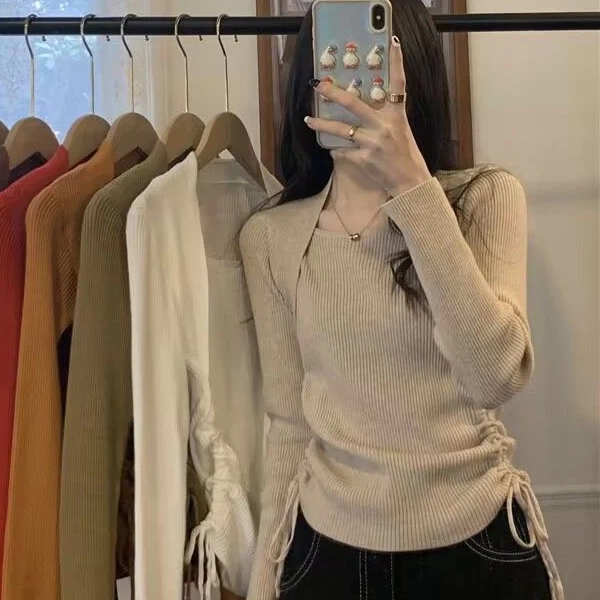 Trong môi trường công sở, người thường phải mặc áo len dưới áo khoác hoặc áo blazer để duy trì vẻ ngoài lịch lãm và ấm áp. (Ảnh 2) Trong môi trường công sở, người thường phải mặc áo len dưới áo khoác hoặc áo blazer để duy trì vẻ ngoài lịch lãm và ấm áp. (Ảnh 2)