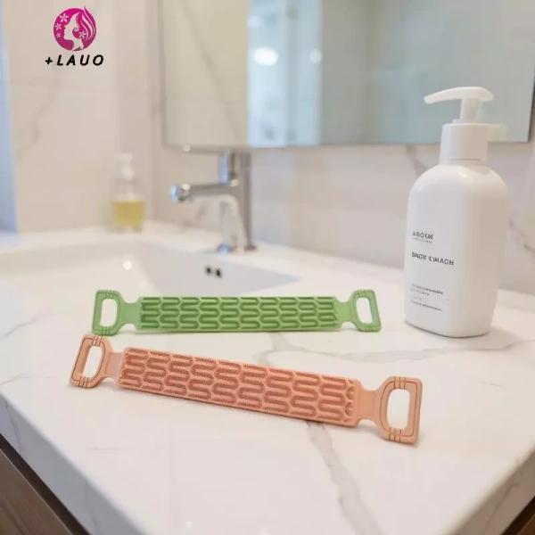 Dây tay cầm tiện lợi cho phép chạm mọi góc trong tắm, nhưng bề mặt họa tiết của khăn silicone khiến da cảm thấy nhói - Ảnh 1 Dây tay cầm tiện lợi cho phép chạm mọi góc trong tắm, nhưng bề mặt họa tiết của khăn silicone khiến da cảm thấy nhói - Ảnh 1