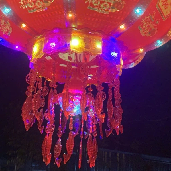 Qua bảng so sánh, chúng ta thấy đèn lồng xoay 360 độ không chỉ mang lại vẻ đẹp hiện đại mà còn đem lại tính kinh tế và độ bền lâu dài, phù hợp với những gia đình muốn đầu tư một lần và sử dụng nhiều năm. (Ảnh 3) Qua bảng so sánh, chúng ta thấy đèn lồng xoay 360 độ không chỉ mang lại vẻ đẹp hiện đại mà còn đem lại tính kinh tế và độ bền lâu dài, phù hợp với những gia đình muốn đầu tư một lần và sử dụng nhiều năm. (Ảnh 3)