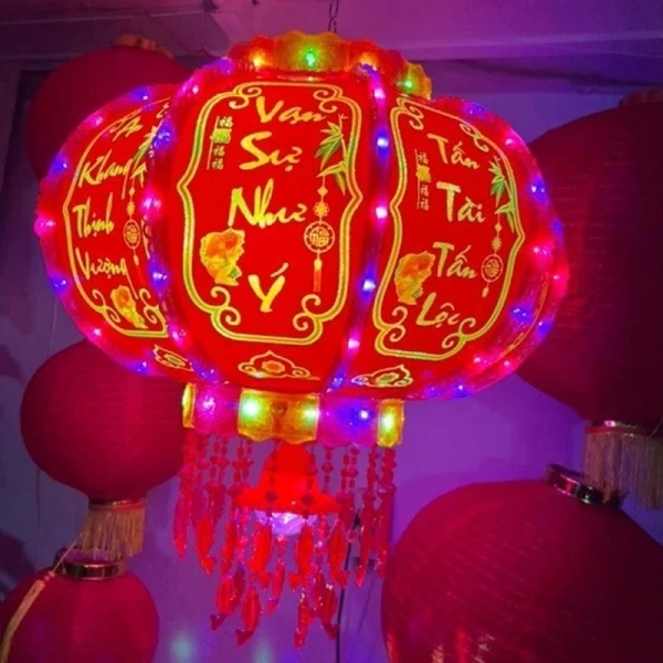 Giữa rất nhiều mẫu đèn lồng xoay trên thị trường, Đèn Lồng Cầu Điện Xoay 360 Chữ Nổi Lấp Lánh Tiếng Việt Mẫu Mới Trang Trí Tết 100cm là một lựa chọn đáng cân nhắc cho những ai muốn có sản phẩm đa dạng chức năng và thiết kế tinh tế. (Ảnh 4) Giữa rất nhiều mẫu đèn lồng xoay trên thị trường, Đèn Lồng Cầu Điện Xoay 360 Chữ Nổi Lấp Lánh Tiếng Việt Mẫu Mới Trang Trí Tết 100cm là một lựa chọn đáng cân nhắc cho những ai muốn có sản phẩm đa dạng chức năng và thiết kế tinh tế. (Ảnh 4)