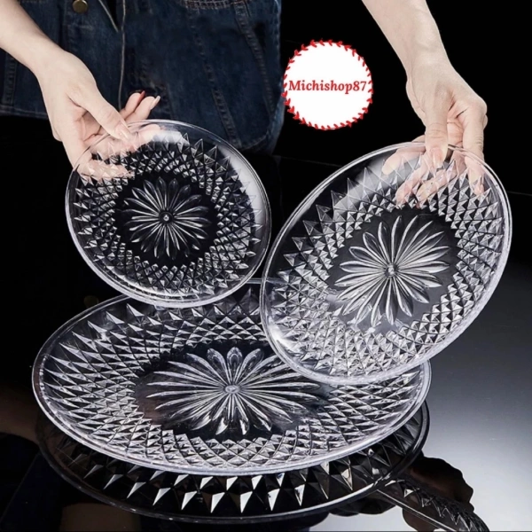 Đĩa nhựa trong suốt tròn kim cương sang trọng, nhưng độ trơn khiến bánh kẹo dễ trượt – cách khắc phục thực tế. - Ảnh 1