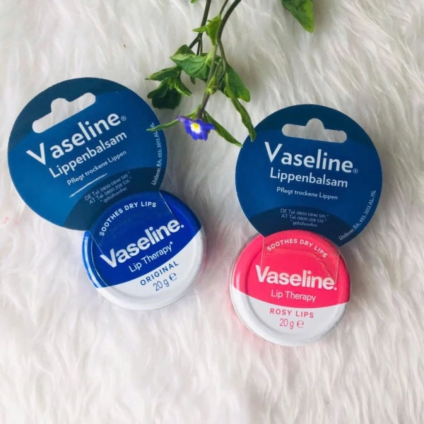 Bằng cách kết hợp son dưỡng môi Vaseline Hộp Thiếc với những thói quen trên, bạn sẽ thấy môi mềm, không nứt, và cảm giác “ẩm mượt” kéo dài bất ngờ suốt cả ngày, ngay cả trong những điều kiện thời tiết khó khăn. (Ảnh 5)