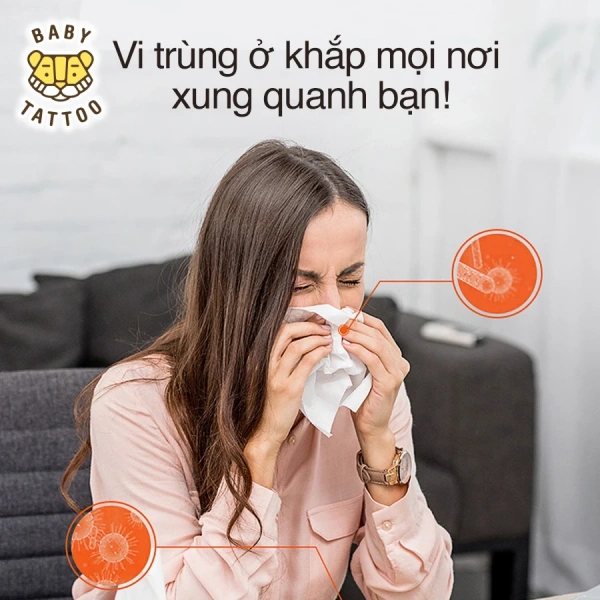 Ngay sau khi dán tattoo, da bé thường có một lớp keo bảo vệ để giữ cho mực dính chặt. (Ảnh 2)
