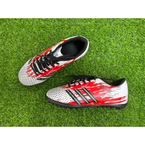Đối với người chơi vị trí tiền đạo, cần tốc độ và độ linh hoạt cao – split-sole thường là lựa chọn phù hợp. (Ảnh 3) Đối với người chơi vị trí tiền đạo, cần tốc độ và độ linh hoạt cao – split-sole thường là lựa chọn phù hợp. (Ảnh 3)