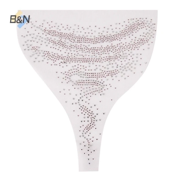 Miếng dán chuyển nhiệt thường gồm ba thành phần cơ bản: lớp nền vải (có thể là polyester, cotton hoặc hỗn hợp), lớp keo nhiệt đặc biệt và các phụ kiện trang trí như kim cương giả, pha lê hoặc nhũ bông. (Ảnh 2)
