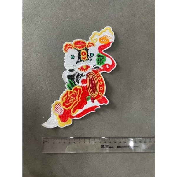 Độ bền của thêu kỳ lân và hoa trên áo dài thường bị xem nhẹ - Ảnh 1
