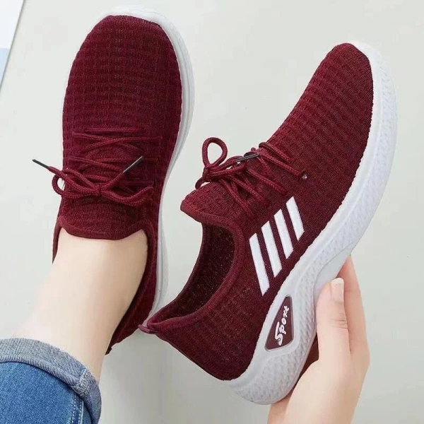 Độ cao gót 3 cm trong giày thể thao nữ thường khiến người chơi bất ngờ khi cảm nhận sự thay đổi cân bằng trên sân - Ảnh 1