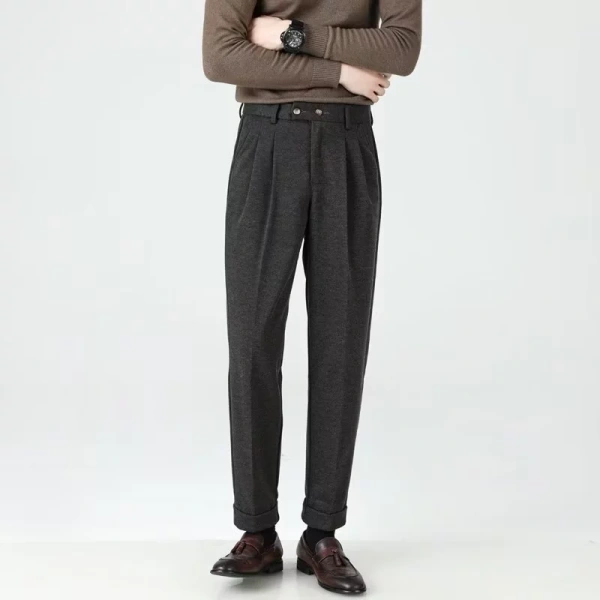 Độ co giãn của quần tây len ôm dáng giảm dần sau mỗi mùa công sở khiến chúng không còn phù hợp như lúc đầu. - Ảnh 1