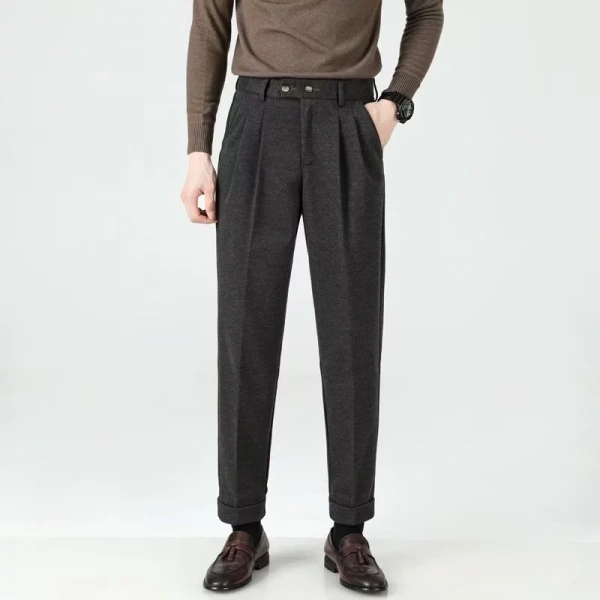 Quần tây len thường được chế tạo từ các sợi tự nhiên (len cashmere, wool merino) hoặc hỗn hợp polyester‑len, vốn có khả năng đàn hồi tự nhiên để tạo nên form ôm vừa. (Ảnh 2)