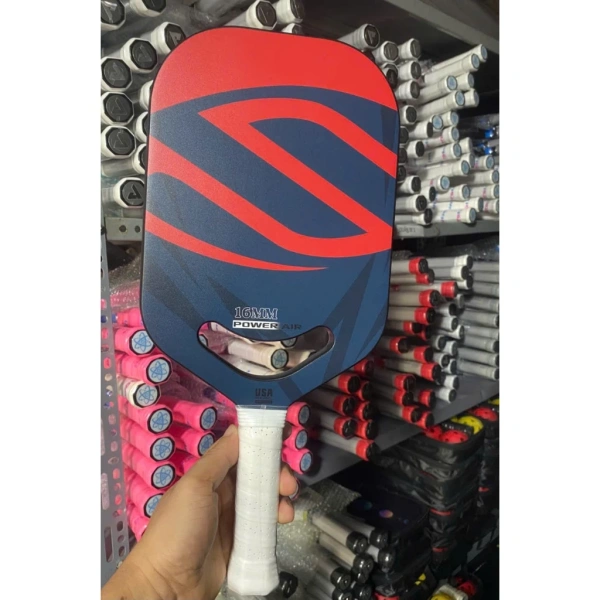 Trong quá trình đánh thử, mình đã sử dụng vợt pickleball Selkirk 16 mm bản cao cấp lõi ép nhiệt mặt sợi carbon FIBER. (Ảnh 5) Trong quá trình đánh thử, mình đã sử dụng vợt pickleball Selkirk 16 mm bản cao cấp lõi ép nhiệt mặt sợi carbon FIBER. (Ảnh 5)