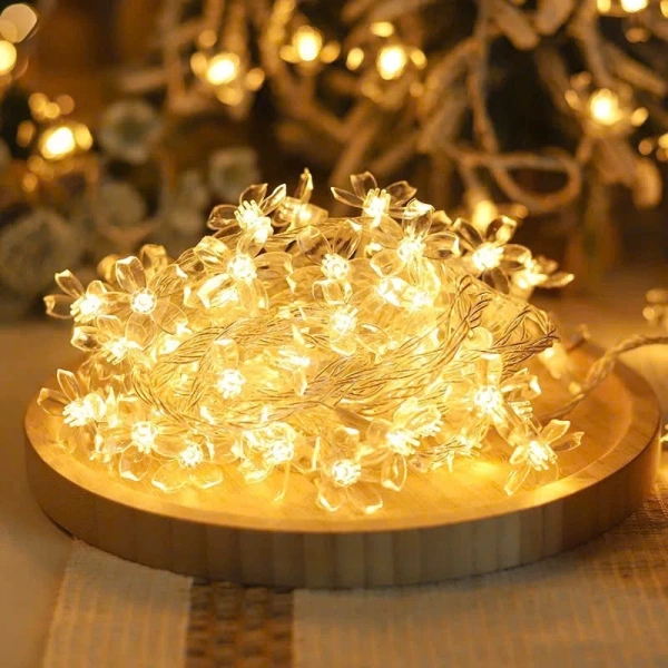 Trước khi quyết định mua dây, hãy đo đạc kỹ lưỡng khoảng cách từ nguồn điện đến vị trí lắp đặt và cộng thêm một phần dự phòng cho các vòng quấn quanh cành cây, khung cửa, hoặc trần nhà. (Ảnh 5)