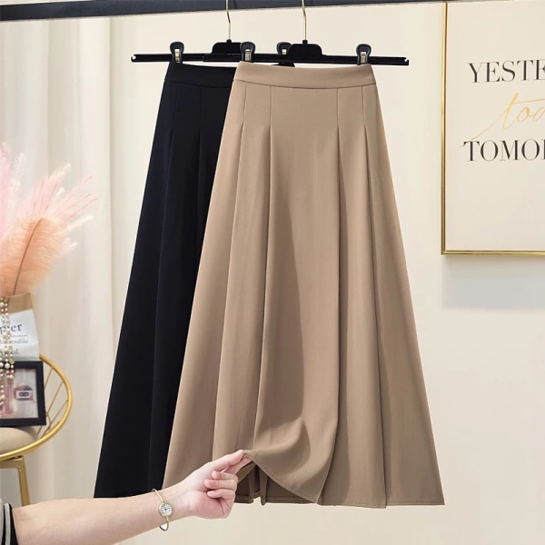 Độ dài qua gối của chân váy xếp li lưng cao thực sự giảm cảm giác căng thẳng trong các buổi họp dài. - Ảnh 1