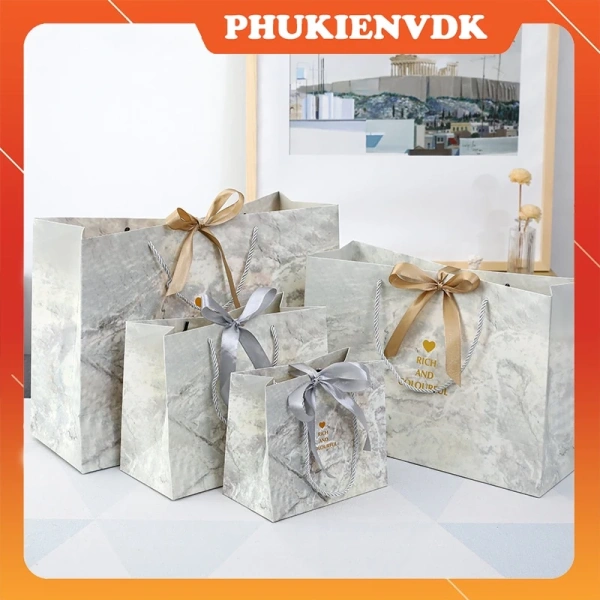 Độ dày của túi giấy quà sang trọng quyết định cảm giác trọng lượng và giá trị thực tế hơn vẻ ngoài lấp lánh - Ảnh 2