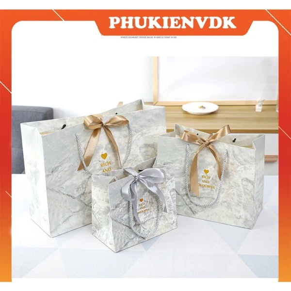 Đối với những ai đang tìm kiếm một giải pháp bao bì vừa sang trọng, vừa chắc chắn, Túi giấy đựng quà vân đá sang trọng, dày dặn là một lựa chọn đáng cân nhắc. (Ảnh 3)
