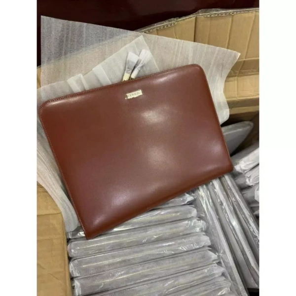 Những mẫu này được thiết kế đặc biệt cho những người phải mang tài liệu dày, hồ sơ quan trọng, hoặc di chuyển nhiều trên môi trường công trường. (Ảnh 3)