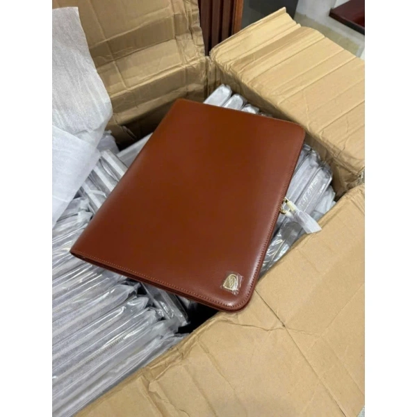 Chiếc cặp cầm tay chất lượng cao dù có giá cao hơn nhưng sẽ bền lâu, giảm chi phí thay mới. (Ảnh 4)