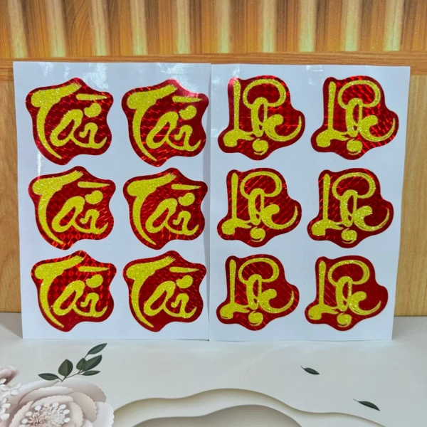Với độ dày trung bình của sản phẩm, việc dán nhiều lớp decal lên cùng một vị trí sẽ không mang lại lợi thế về độ dính, thay vào đó có thể tạo ra một “điểm gù” khi keo chồng lên nhau. (Ảnh 3) Với độ dày trung bình của sản phẩm, việc dán nhiều lớp decal lên cùng một vị trí sẽ không mang lại lợi thế về độ dính, thay vào đó có thể tạo ra một “điểm gù” khi keo chồng lên nhau. (Ảnh 3)