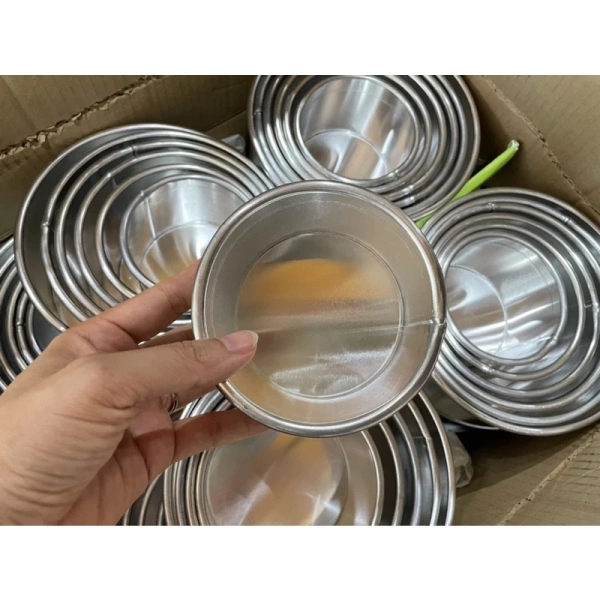 Khuôn gia công tròn đế rời thường được thiết kế với các kích thước tiêu chuẩn (10‑24 cm) và chiều cao thành khoảng 8 cm, giúp tạo ra bánh gato có lớp vỏ dày và hình tròn đều. (Ảnh 2) Khuôn gia công tròn đế rời thường được thiết kế với các kích thước tiêu chuẩn (10‑24 cm) và chiều cao thành khoảng 8 cm, giúp tạo ra bánh gato có lớp vỏ dày và hình tròn đều. (Ảnh 2)