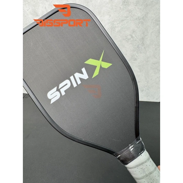 Trong số các mẫu vợt đáp ứng tiêu chí độ nhám cao, cân bằng và cảm giác chắc tay, Vợt Pickleball Sweet Spot SPINX Chính Hãng nổi bật nhờ lớp carbon Rough Texture được phủ lên mặt vợt, tạo độ bám bóng tối đa. (Ảnh 4)