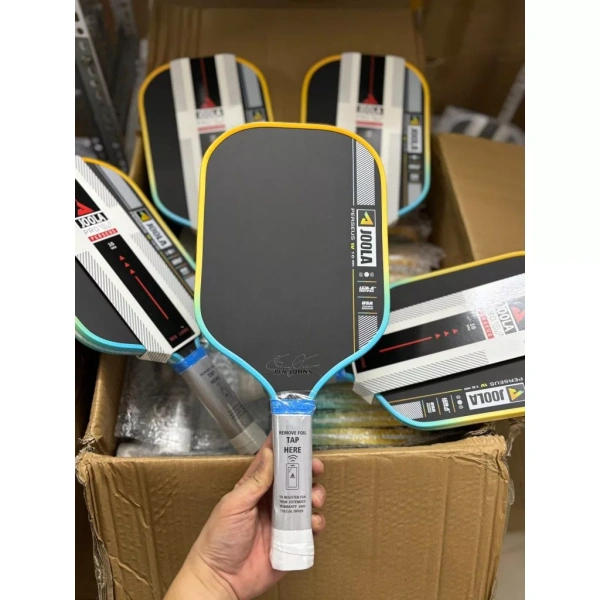 Khi cân nhắc ngân sách, người chơi thường so sánh vợt có mặt carbon siêu nhám và các mẫu giá rẻ hơn. (Ảnh 5) Khi cân nhắc ngân sách, người chơi thường so sánh vợt có mặt carbon siêu nhám và các mẫu giá rẻ hơn. (Ảnh 5)