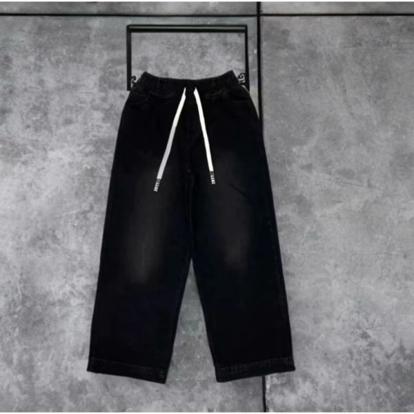 Đối với nhiều người, “quần ống rộng” thường gắn liền với những chiếc jeans cũ kỹ, mất form nhanh. (Ảnh 4) Đối với nhiều người, “quần ống rộng” thường gắn liền với những chiếc jeans cũ kỹ, mất form nhanh. (Ảnh 4)