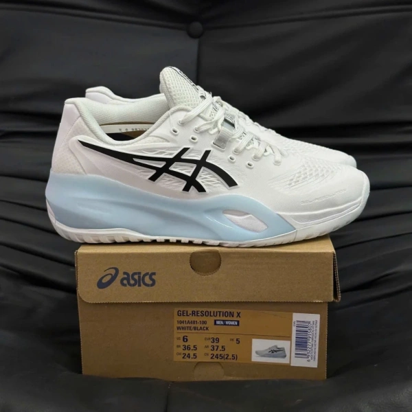 Được biết đến như một trong những lựa chọn hàng đầu cho người chơi pickleball và tennis, Asics Gel-10 Resolution X mang lại sự cân bằng giữa độ bền, khả năng chống lật và đặc biệt là hệ thống thoáng khí đa lớp. (Ảnh 4)