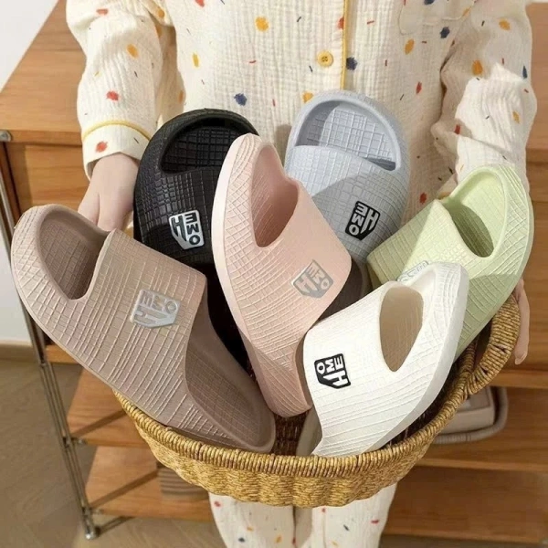 Dép có gót tạo cảm giác nâng cao đôi chân, nhưng có thể làm giảm độ bám trên sàn trơn. (Ảnh 4)