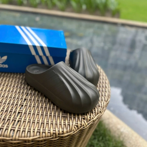 Trong bối cảnh thị trường đa dạng các mẫu dép mule, Adidas Adifom Superstar Mule “Shadow Olive” là một lựa chọn đáng chú ý. (Ảnh 4) Trong bối cảnh thị trường đa dạng các mẫu dép mule, Adidas Adifom Superstar Mule “Shadow Olive” là một lựa chọn đáng chú ý. (Ảnh 4)