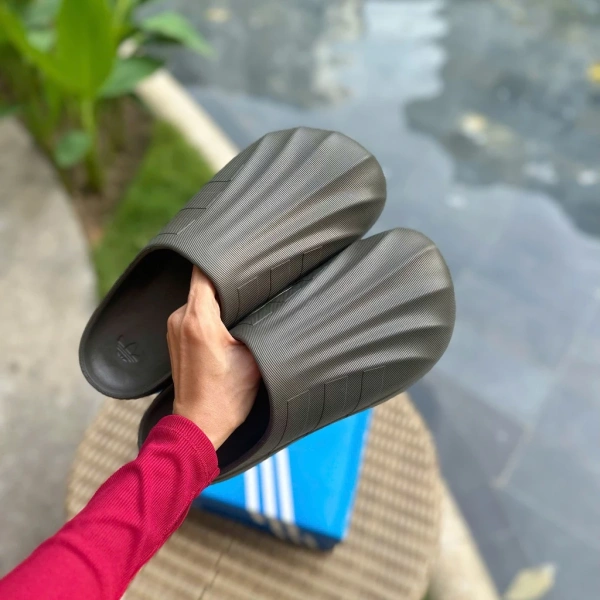 Đôi dép mule thời trang hứa hẹn sự thoải mái, nhưng độ bám trên sàn gỗ lại gây bất ngờ. - Ảnh 5 Đôi dép mule thời trang hứa hẹn sự thoải mái, nhưng độ bám trên sàn gỗ lại gây bất ngờ. - Ảnh 5