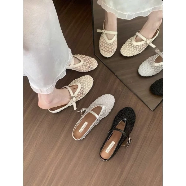 Trong những ngày đầu dùng, bạn có thể thử đi bộ trên bờ cát mà không lo ngại, chú ý đến cảm giác khi di chuyển từ vùng cát khô sang vùng ẩm. (Ảnh 3)