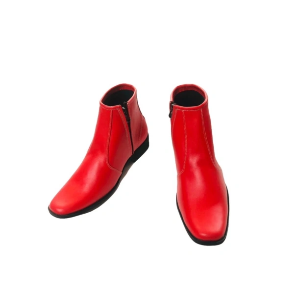 Đôi giày boot nam da bò màu đỏ thu hút mọi ánh nhìn, nhưng độ bền khi đi dọc phố vẫn khiến người mua tự đặt câu hỏi. - Ảnh 4 Đôi giày boot nam da bò màu đỏ thu hút mọi ánh nhìn, nhưng độ bền khi đi dọc phố vẫn khiến người mua tự đặt câu hỏi. - Ảnh 4