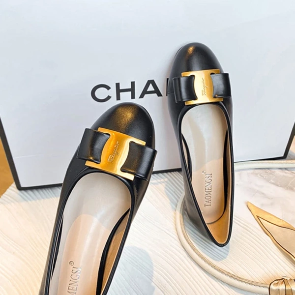 Da tổng hợp “soft leather” (sợi nhỏ) được quảng cáo là “đệm” tự nhiên cho bàn chân, mang lại cảm giác êm ái. (Ảnh 2)