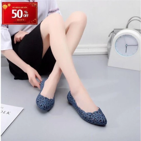Hai yếu tố quan trọng nhất quyết định độ thoải mái khi mang giày búp bê nhựa là hình dáng thiết kế và công nghệ đệm êm. (Ảnh 2)