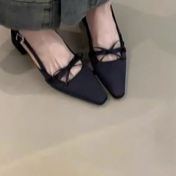 Chiều cao gót khoảng 5 cm là mức “vàng” cho người dùng công sở. (Ảnh 2)