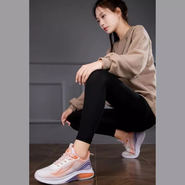 Dùng một tấm vải ẩm để quét nhẹ lên đế, sau đó thử đẩy nhẹ. (Ảnh 3)