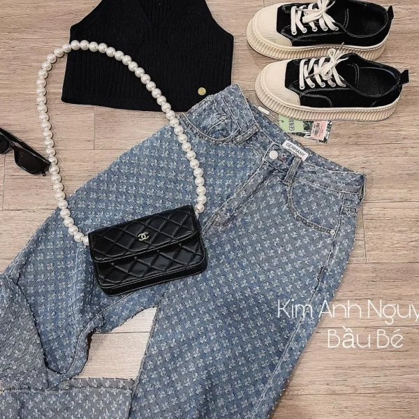 Đối với những ai đang tìm kiếm một chiếc jeans thời trang nhưng không muốn bỏ ra quá nhiều tiền, sản phẩm quần jeans ống rộng thêu nổi hàng Quảng Châu hot trend là một lựa chọn đáng cân nhắc. (Ảnh 4) Đối với những ai đang tìm kiếm một chiếc jeans thời trang nhưng không muốn bỏ ra quá nhiều tiền, sản phẩm quần jeans ống rộng thêu nổi hàng Quảng Châu hot trend là một lựa chọn đáng cân nhắc. (Ảnh 4)