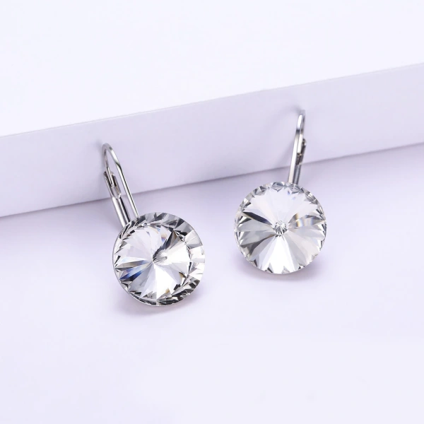 Một bông tai lớn không nhất thiết phải “nặng”. (Ảnh 3) Một bông tai lớn không nhất thiết phải “nặng”. (Ảnh 3)
