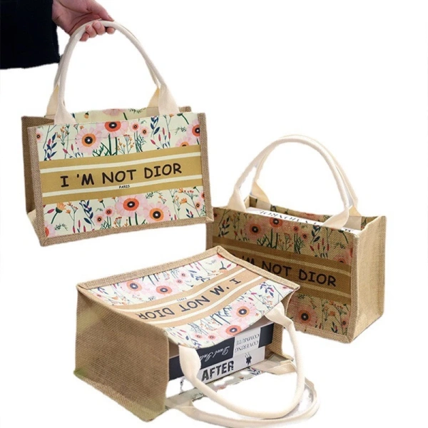 Đối với những ai đang cân nhắc “đầu tư” một chiếc tote, việc hiểu rõ các yếu tố thiết kế và chất liệu là rất quan trọng. (Ảnh 2)