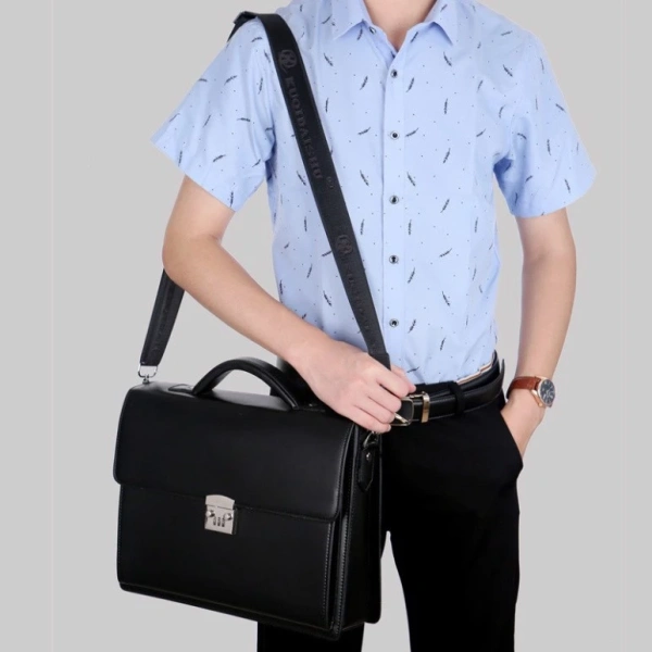 Trong số các mẫu túi da công sở hiện nay, Túi xách cặp da giáo viên T23 nổi bật nhờ việc kết hợp giữa thiết kế sang trọng và tính năng bảo mật khóa số. (Ảnh 5)