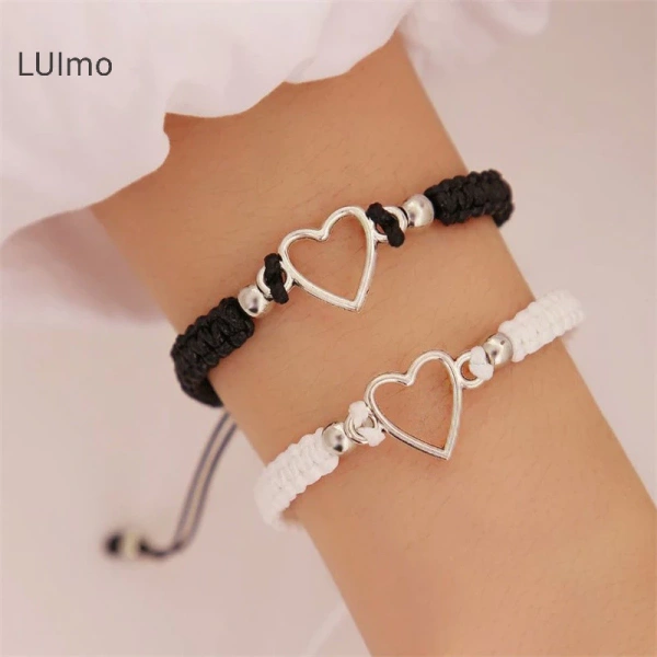 Đối với nhiều người, việc lựa chọn giữa vòng tay thủ công và vòng tay sản xuất công nghiệp thường dựa trên tiêu chí giá cả và thẩm mỹ. (Ảnh 4) Đối với nhiều người, việc lựa chọn giữa vòng tay thủ công và vòng tay sản xuất công nghiệp thường dựa trên tiêu chí giá cả và thẩm mỹ. (Ảnh 4)