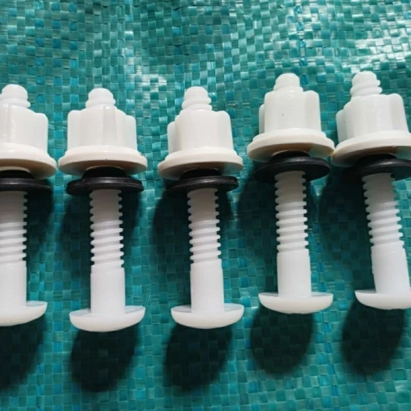Những vết đen, sẫm màu trên đầu hoặc thân ốc là biểu hiện của oxy hoá và ăn mòn. (Ảnh 3) Những vết đen, sẫm màu trên đầu hoặc thân ốc là biểu hiện của oxy hoá và ăn mòn. (Ảnh 3)