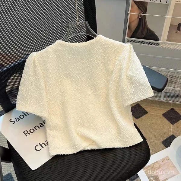 Mùa hè mang lại nhiều tông màu tươi sáng: xanh pastel, hồng nhạt, cam nhẹ, trắng sữa… Khi chọn áo blouse, việc kết hợp màu sắc hài hòa với không gian hẹn hò sẽ tăng cường “độ hút mắt”. (Ảnh 3)