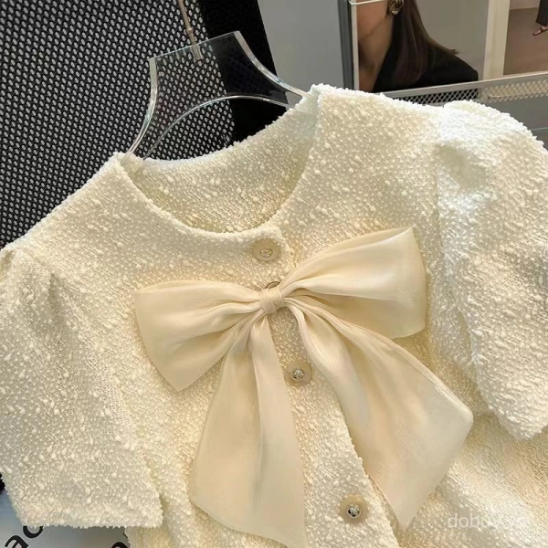Đối với một chiếc áo blouse đa năng, việc thay đổi cách phối hợp phụ kiện và quần áo khác nhau sẽ mang lại rất nhiều “giây phút mới lạ”. (Ảnh 5)