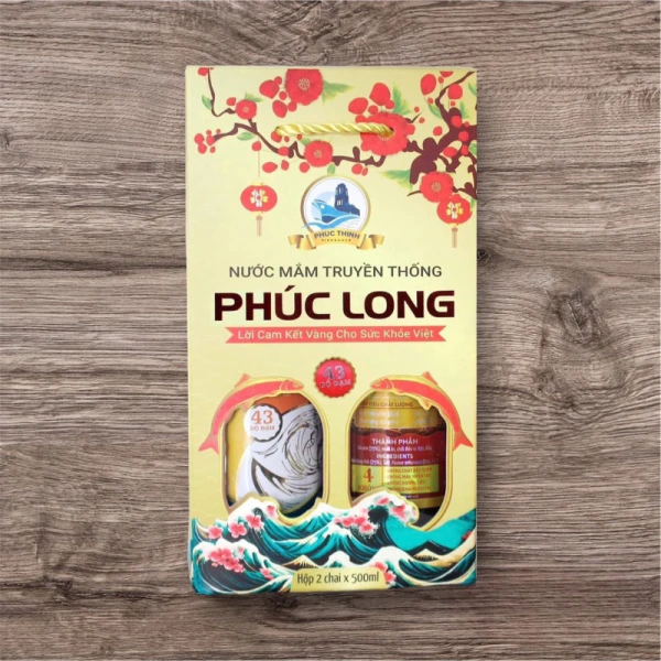 Gấp mép túi giấy đựng hai chai nước mắm dễ khiến chai trượt rơi trong quá trình vận chuyển - Ảnh 1