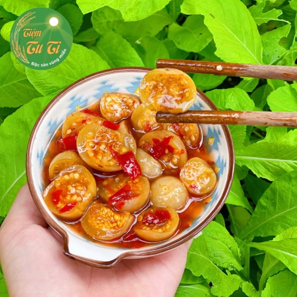 Màu đỏ của cà dầm là thước đo quan trọng: nếu màu quá nhạt, có thể dầm chưa đủ thời gian; màu quá đậm, ngâm quá lâu có thể làm mất đi độ giòn. (Ảnh 2) Màu đỏ của cà dầm là thước đo quan trọng: nếu màu quá nhạt, có thể dầm chưa đủ thời gian; màu quá đậm, ngâm quá lâu có thể làm mất đi độ giòn. (Ảnh 2)