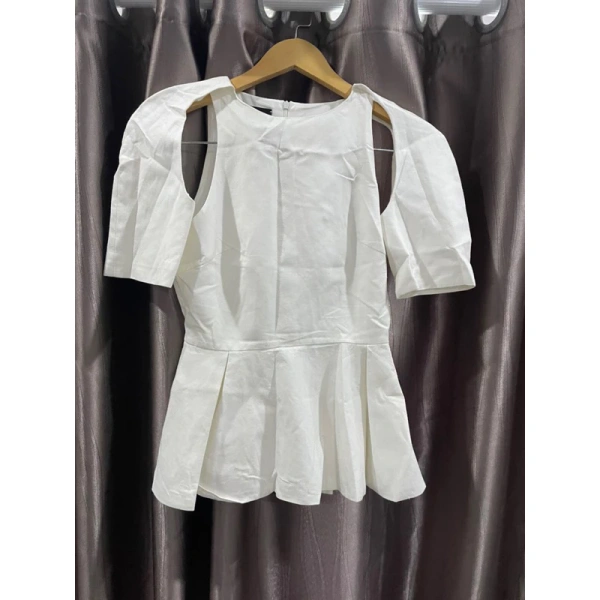 Cho dù áo được làm từ chất liệu cao cấp, cách bảo quản đúng cách vẫn là yếu tố quyết định độ bền lâu dài. (Ảnh 4)