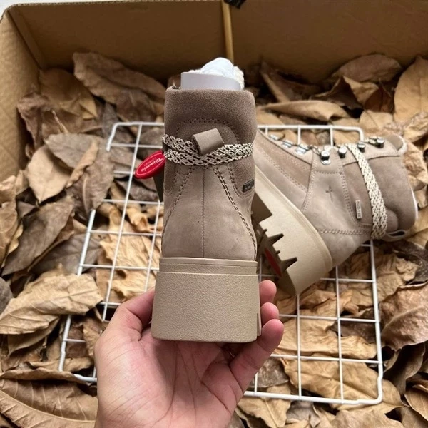 Một vấn đề thường gặp khi mua giày cao cổ mùa đông là lựa chọn size phù hợp, nhất là khi phải đeo vớ dày để bảo vệ nhiệt. (Ảnh 3) Một vấn đề thường gặp khi mua giày cao cổ mùa đông là lựa chọn size phù hợp, nhất là khi phải đeo vớ dày để bảo vệ nhiệt. (Ảnh 3)